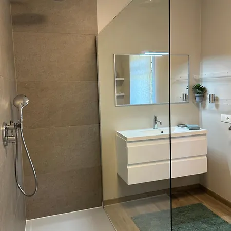 Au Coeur Des Collines, Doucette Ellezelles